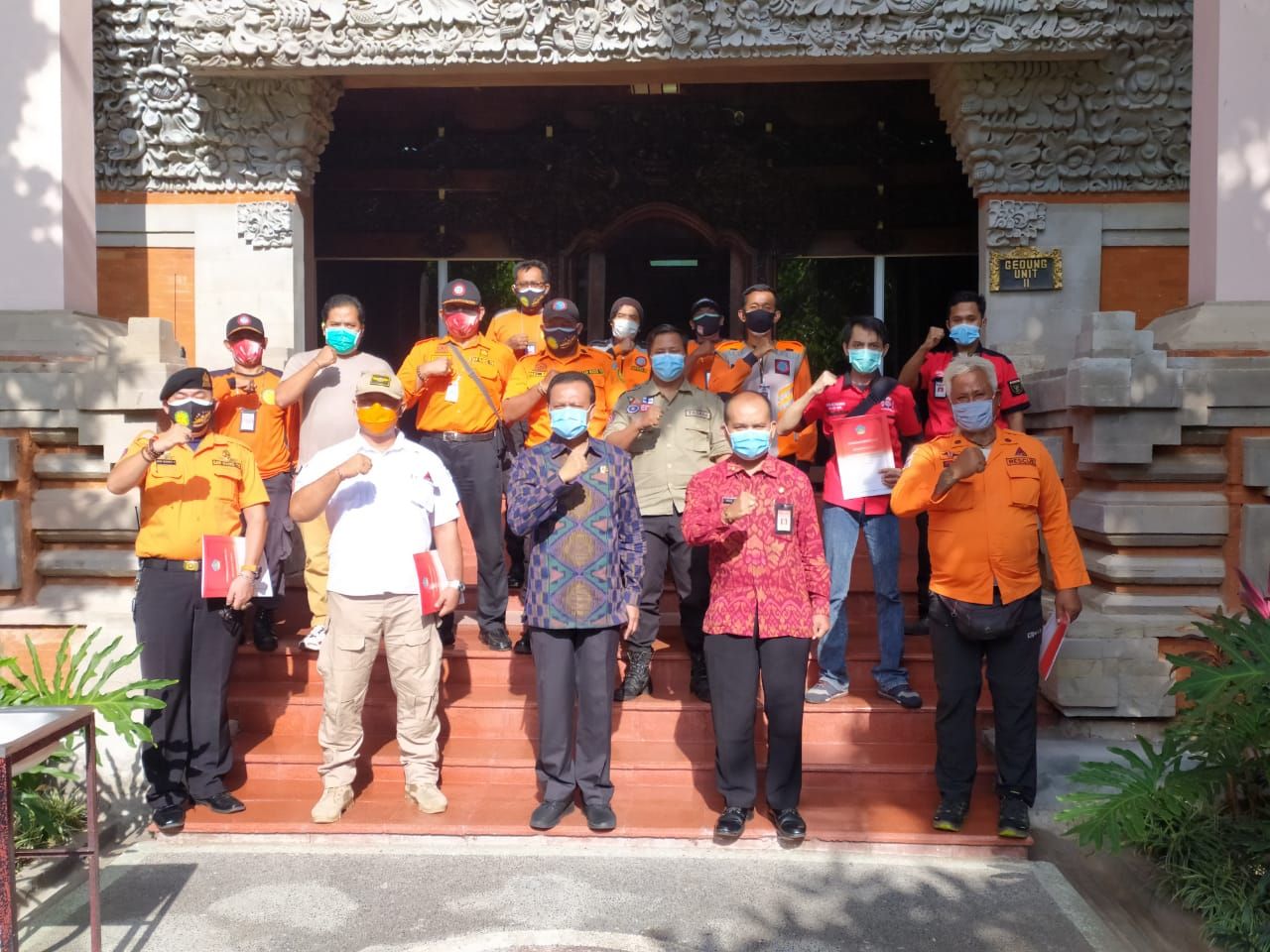 podiumnews.com-Dewa Indra Serahkan Penghargaan kepada Relawan Penanganan Covid-19